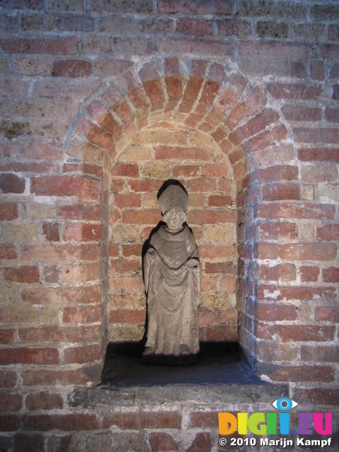 SX15633 Medieval statue